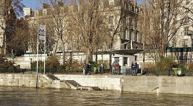 Batobus Station - Hôtel De Ville - Paris