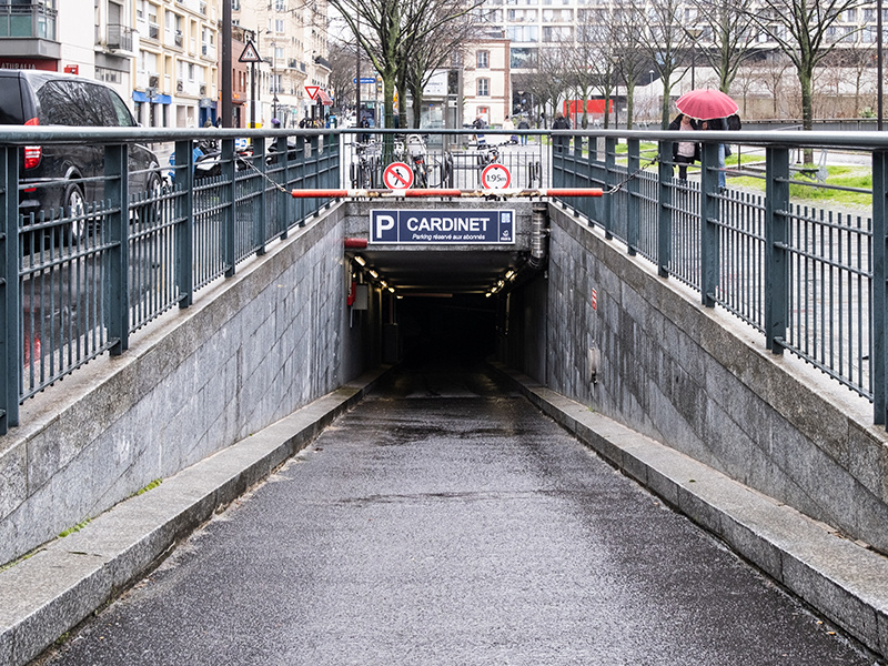 Photo pour le parking Parking Cardinet vue entrée fronton